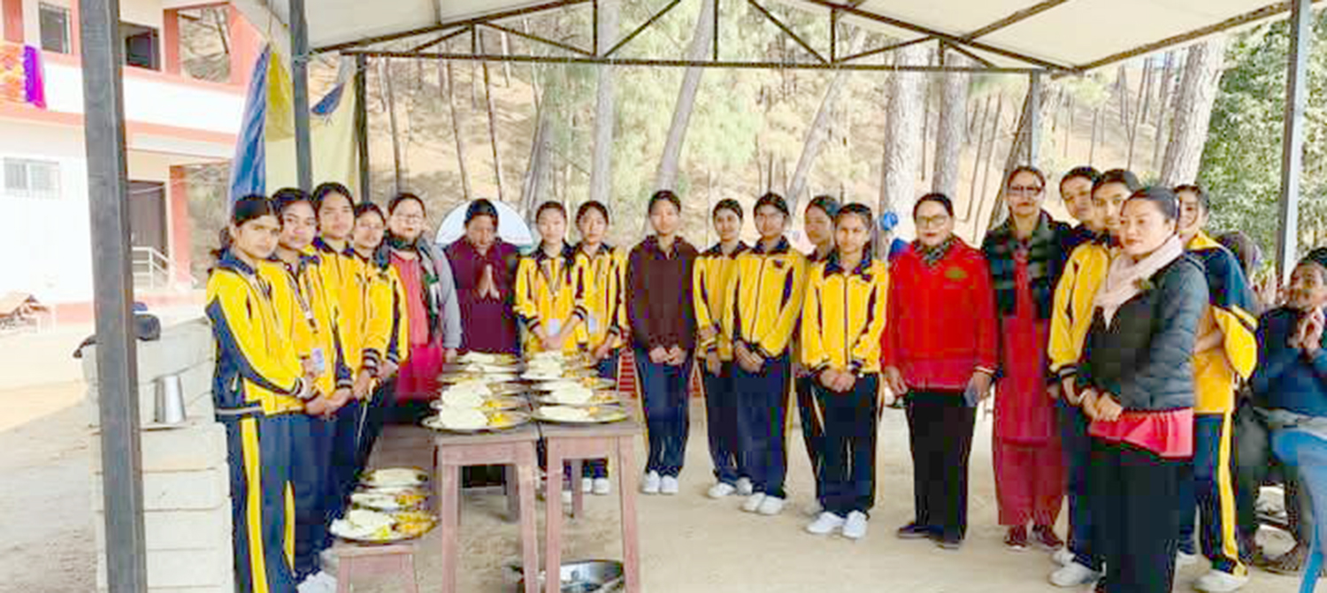 पाल्पा आवासीयका विद्यार्थीले आश्रममा पुगेर गराए वृद्धवृद्धालाई भोजन