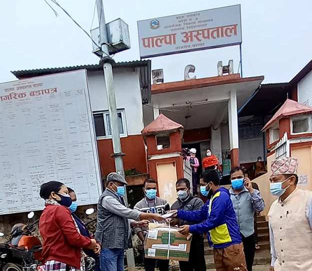 माओवादी केन्द्र पाल्पाले दियो अस्पताल र निलसागरलाई स्वास्थ्य सामग्री