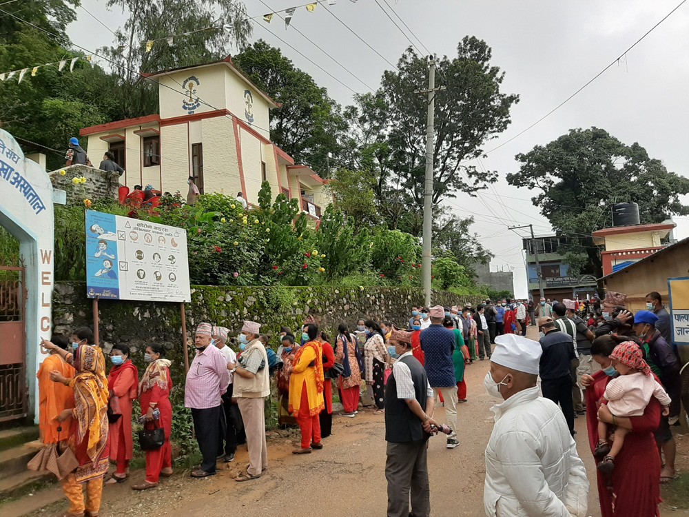 कोभिड १९ विरुद्धको भेरोसेल  खोप लगाउनेको भिड