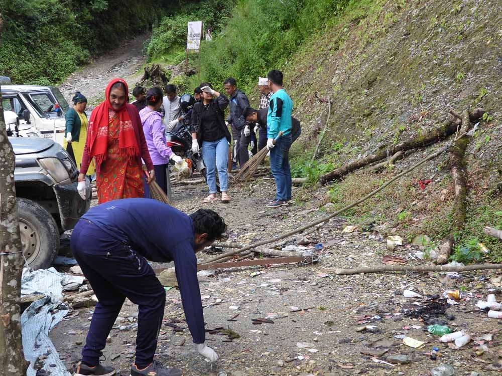 रेसुङ्गा क्षेत्रको सरसफाई गरियो