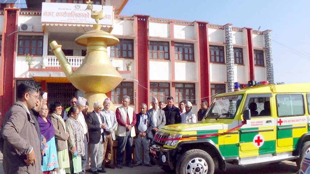 तानसेन नगर सरकारद्वारा रेडक्रसलाई एम्बुलेन्स