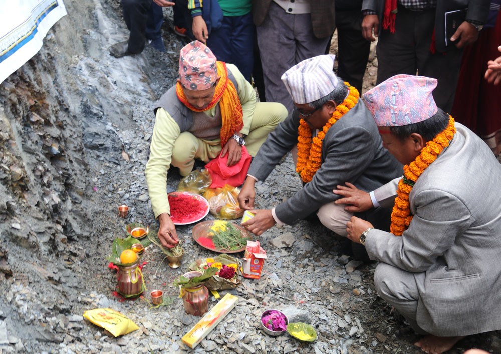 निस्दीखोलामा पक्की पुल शिलान्यास, बजेट अभावमा निर्माण कार्य नरोकिने मन्त्री, सांसदको प्रतिवद्धता