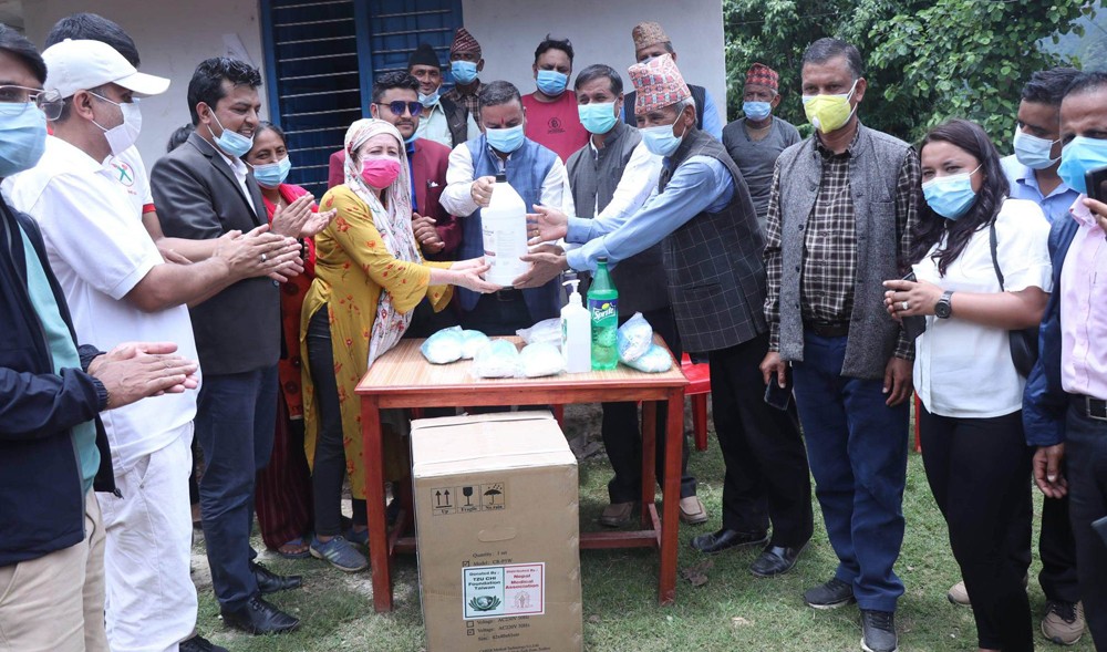 चन्द्र भण्डारी र गगन थापाको पहलमा  स्वास्थ्य चौकीलाई सुरक्षा सामग्री