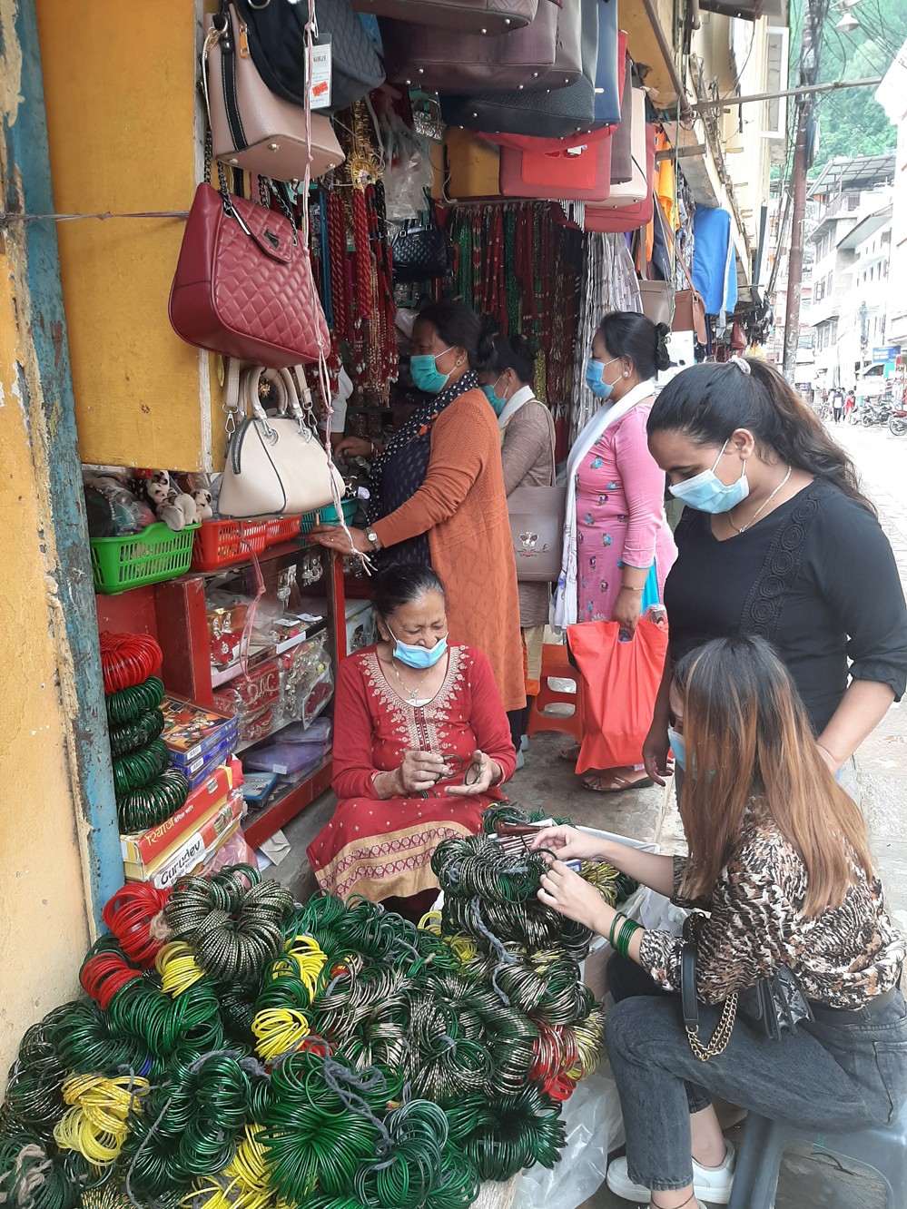 श्रृंगारका सामग्री  किन्दै महिला