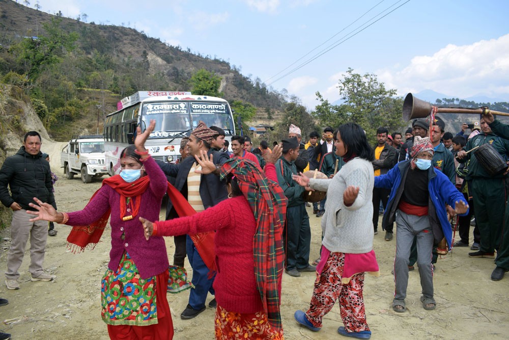 गुल्मीको दर्लिङमा पहिलो पटक बस पुग्यो