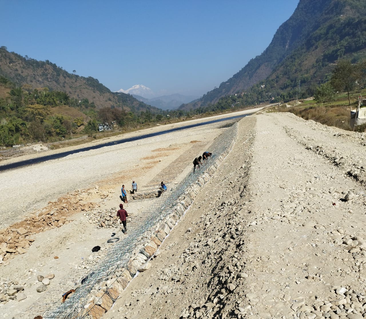 आँधीखोलामा तटबन्ध निर्माण