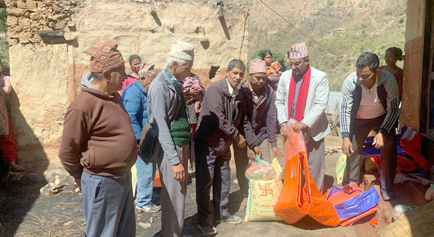 छचुवाका आगलागी प्रभावित परिवारलाई राहत वितरण