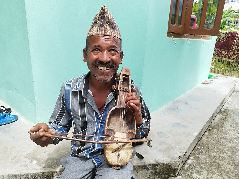 चालीस वर्षदेखि सारङ्गी रेट्दै  लालबहादुर